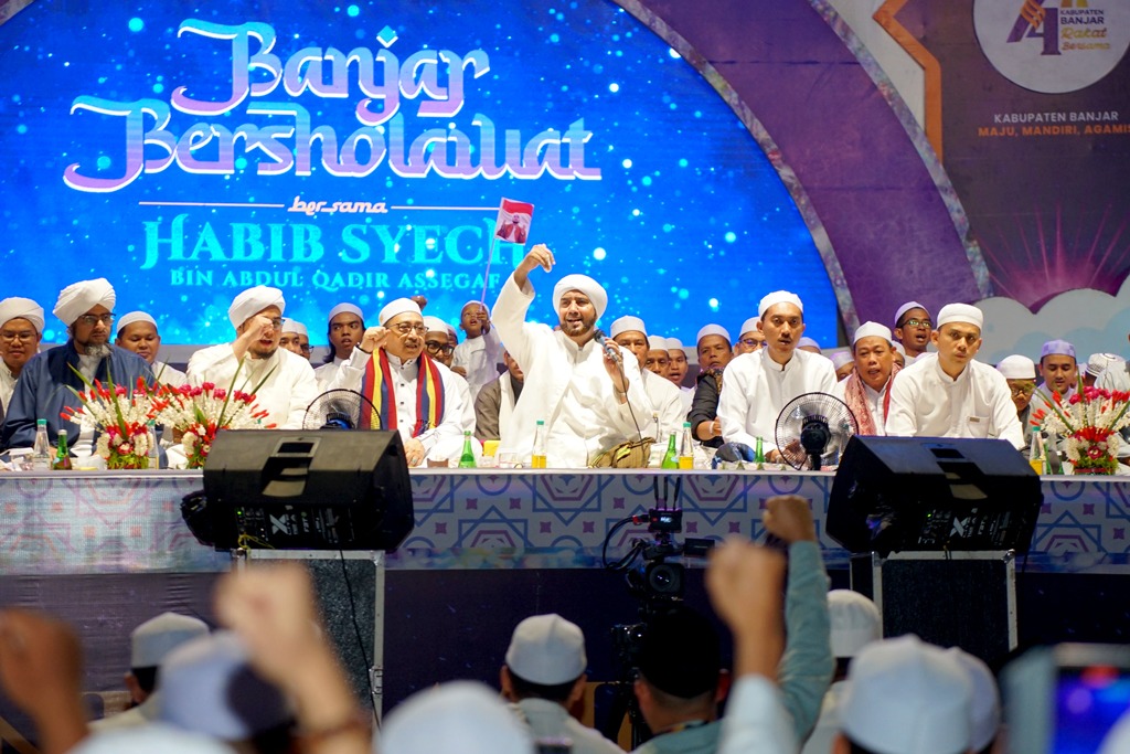 Banjar Bersalawat bersama Habib Syech bin Abdul Qadir Assegaf yang digelar dalam rangka Peringatan Hari Jadi ke-74 Kabupaten Banjar, Senin (26/8/2024) malam. (Foto: DKISP Kabupaten Banjar/Koranbanjar.net)