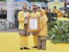 Ketua DPRD Kalsel H Supian HK memberikan penghargaan kepada Gubernur Kalsel H Sahbirin Noor (Paman Birin) dan Ketua Tim Penggerak PKK Provinsi Kalsel Hj Raudatul Jannah (Acil Odah), Rabu (14/8/2024). (Foto: Humas DPRD Kalsel/Koranbanjar.net)