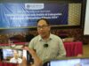 Wawancara awak media dengan Direktur Riset dan program Lembaga Riset dan Konsultasi Politik Algoritma, Fajar Nursahid. (Foto: Leon/Koranbanjar.net)