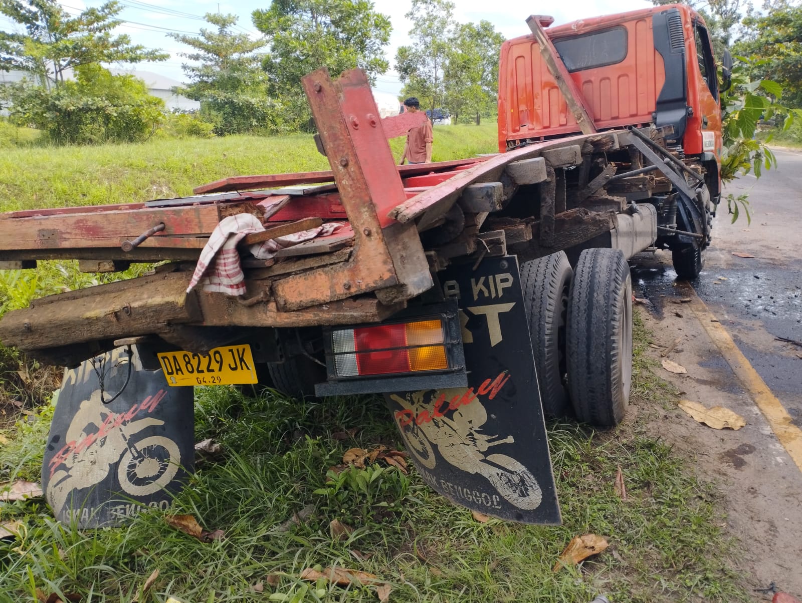 Kondisi truk bermuatan tabung elpiji 3 kilogram milik PT Khanari Insan Persada usai kecelakaan. (Foto: Leon/Koranbanjar.net)