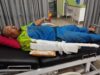 Korban kecelakaan yang ditabrak truk milik PT Khanari Insan Persada bermuatan tabung elpiji 3 kilogram, Rahmadi (33) saat terbaring di IGD RS TPT Banjarmasin. (Foto: Leon/Koranbanjar.net)