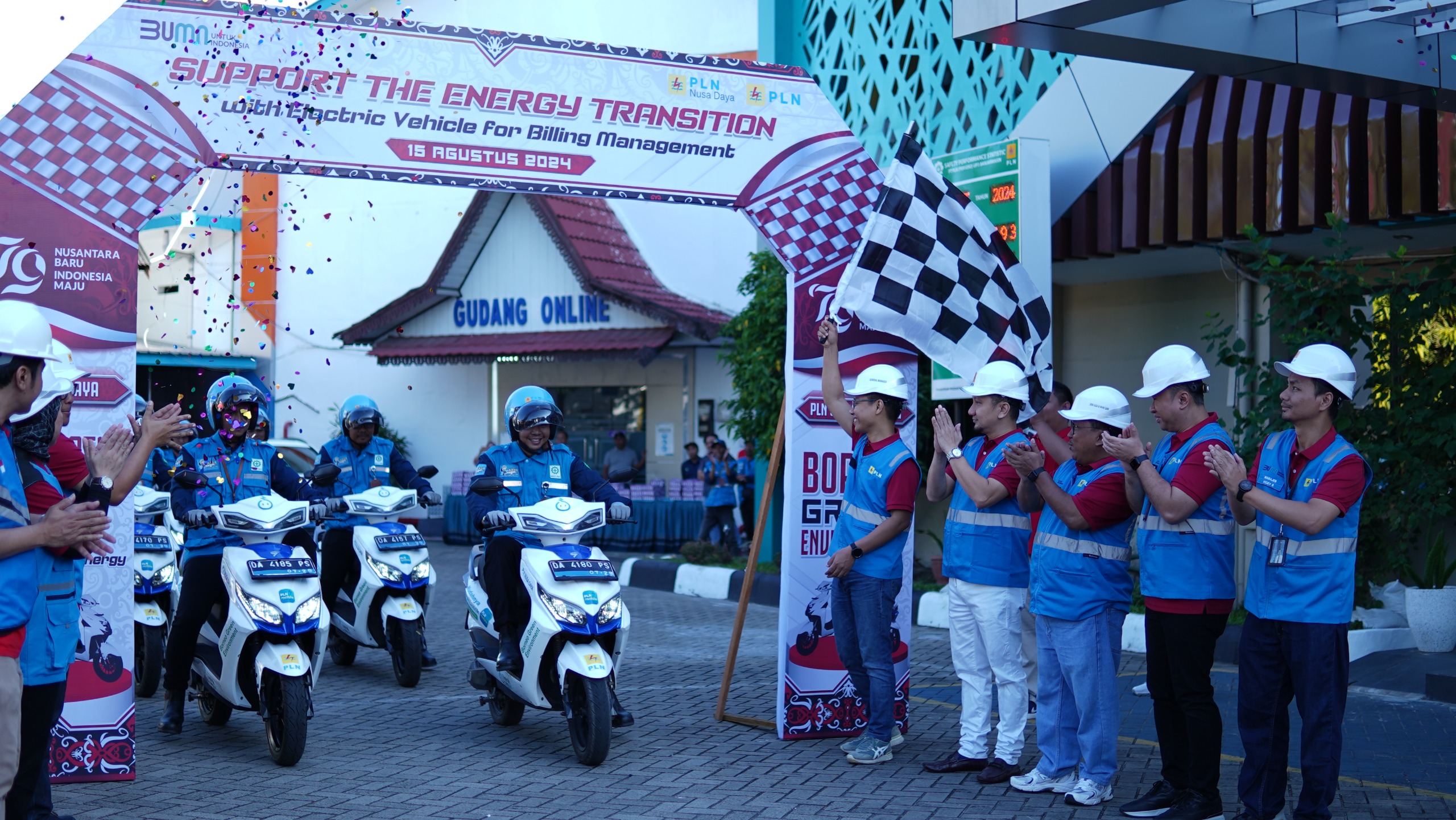 Simbolis pelepasan konvoi petugas Billman dengan mengendarai kendaraan listrik sesaat setelah peresmian penggunaan tahap kedua kendaraan listrik untuk Billing Management (Billman) di Unit Pelaksana Pelayanan Pelanggan (UP3) Banjarmasin, Kalimantan Selatan pada Kamis (15/8/2024). (Foto: PLN UID Kalselteng/Koranbanjar.net)