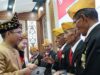 General Manager PLN UID Kalselteng Ahmad Syauki (kiri) saat proses pemberiaan penghargaan dan tali asih kepada para Legiun Veteran yang berasal dari Kota Banjarbaru dan Martapura setelah upacara Hari Ulang Tahun (HUT) ke-79 Kemerdekaan Republik Indonesia. (Foto: PLN UID Kalselteng/Koranbanjar.net)