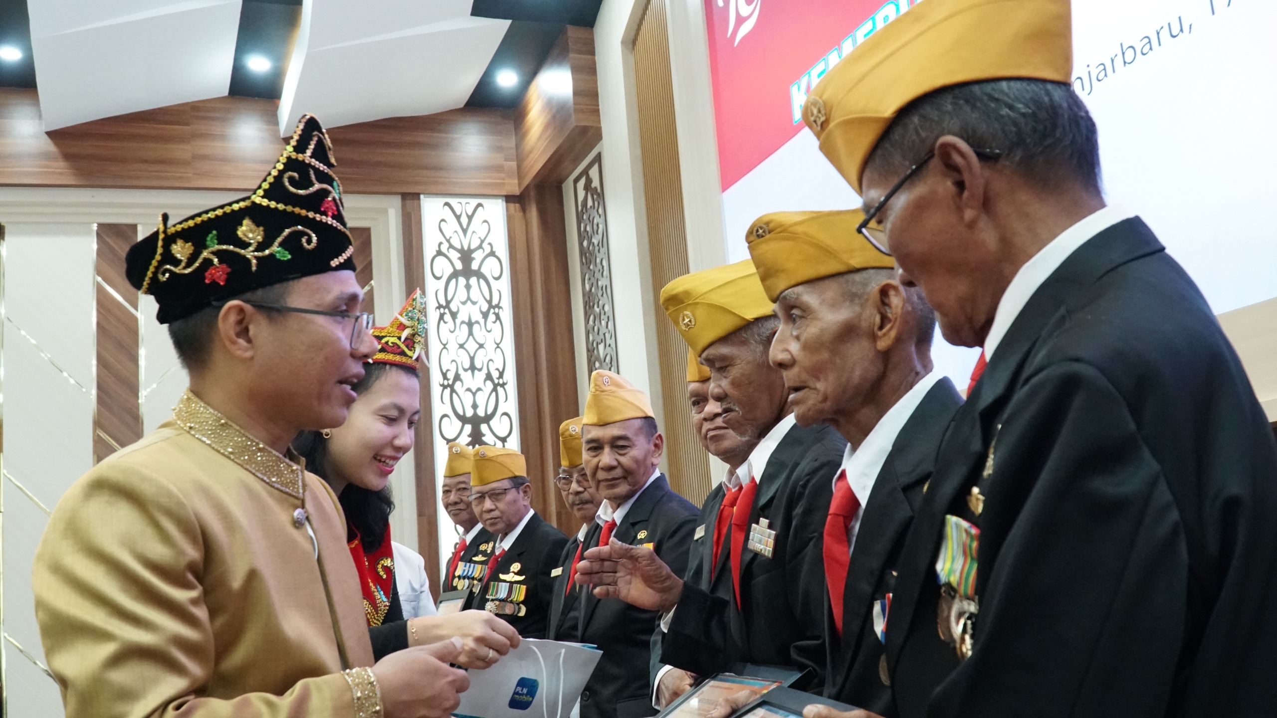 General Manager PLN UID Kalselteng Ahmad Syauki (kiri) saat proses pemberiaan penghargaan dan tali asih kepada para Legiun Veteran yang berasal dari Kota Banjarbaru dan Martapura setelah upacara Hari Ulang Tahun (HUT) ke-79 Kemerdekaan Republik Indonesia. (Foto: PLN UID Kalselteng/Koranbanjar.net)