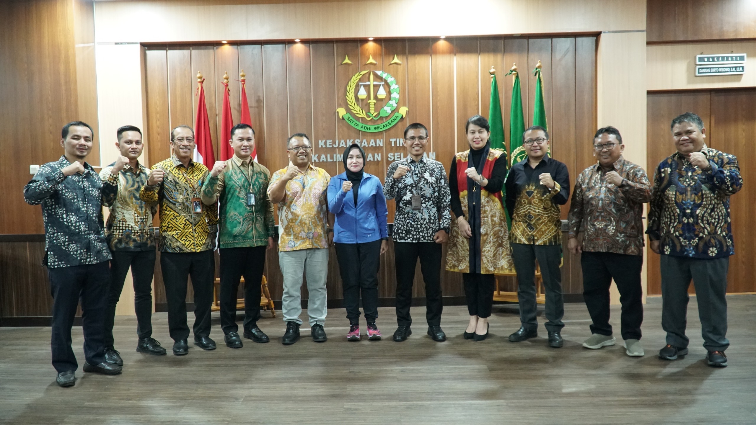 Foto bersama Kepala Kejaksaan Tinggi Kalimantan Selatan Rina Verawati SH MH (tengah) dengan General Manager PLN Unit Induk Distribusi Kalimantan Selatan dan Kalimantan Tengah Ahmad Syauki (sebelah kanan Kajati) beserta Jajaran Manajemen sesaat setelah kegiatan pertemuan audiensi di Kantor Kejati Kalsel, di Banjarmasin, Jumat (16/8/2024). (Foto: PLN UID Kalselteng/Koranbanjar.net)