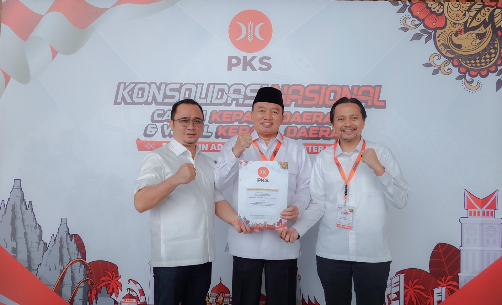Pasangan Muhidin-Hasnuryadi Sulaiman menerima SK B1-KWK dari DPP PKS untuk maju pada Pilkada Kalimantan Selatan Tahun 2024, Selasa (20/8/2024). (Foto: Afrizaldi/Koranbanjar.net)