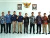 Foto bersama jajaran Manajemen PLN UID Kalselteng yang dipimpin oleh General Manager Ahmad Syauki (empat dari kanan) didampingi oleh Jajaran Manajemen saat berkunjung ke Ombudsman Kantor Perwakilan Kalsel yang dikepalai oleh Hadi Rahman (lima dari kanan) bersama seluruh jajarannya, di Banjarmasin pada Selasa (20/8/2024). (Foto: PLN UID Kalselteng/Koranbanjar.net)