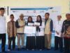 Simbolis penyerahan bantuan bingkisan kepada para guru pengajar di Madrasah Ibtidaiyah Swasta (MIS) Darul Huda yang berlokasi di Tamban Tengah, Kabupaten Kapuas, Kalimantan Tengah oleh Tim YBM PLN didampingi oleh Kepala Kantor Kementerian Agama Kabupaten Kuala Kapuas, H Hamidhan (kiri). (Foto: PLN UID Kalselteng/Koranbanjar.net)