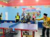 Pemukulan bola oleh Bupati Kotabaru H Sayed Jafar dan diterima oleh Kepala Disparpora Kotabaru Sony Tua Halomoan, menandai pembukaan turnamen tenis meja Kabupaten Kotabaru dan Kabupaten Tanah Bumbu, Jumat (23/8/2024). (Foto: Kominfo Kotabaru/Koranbanjar.net)