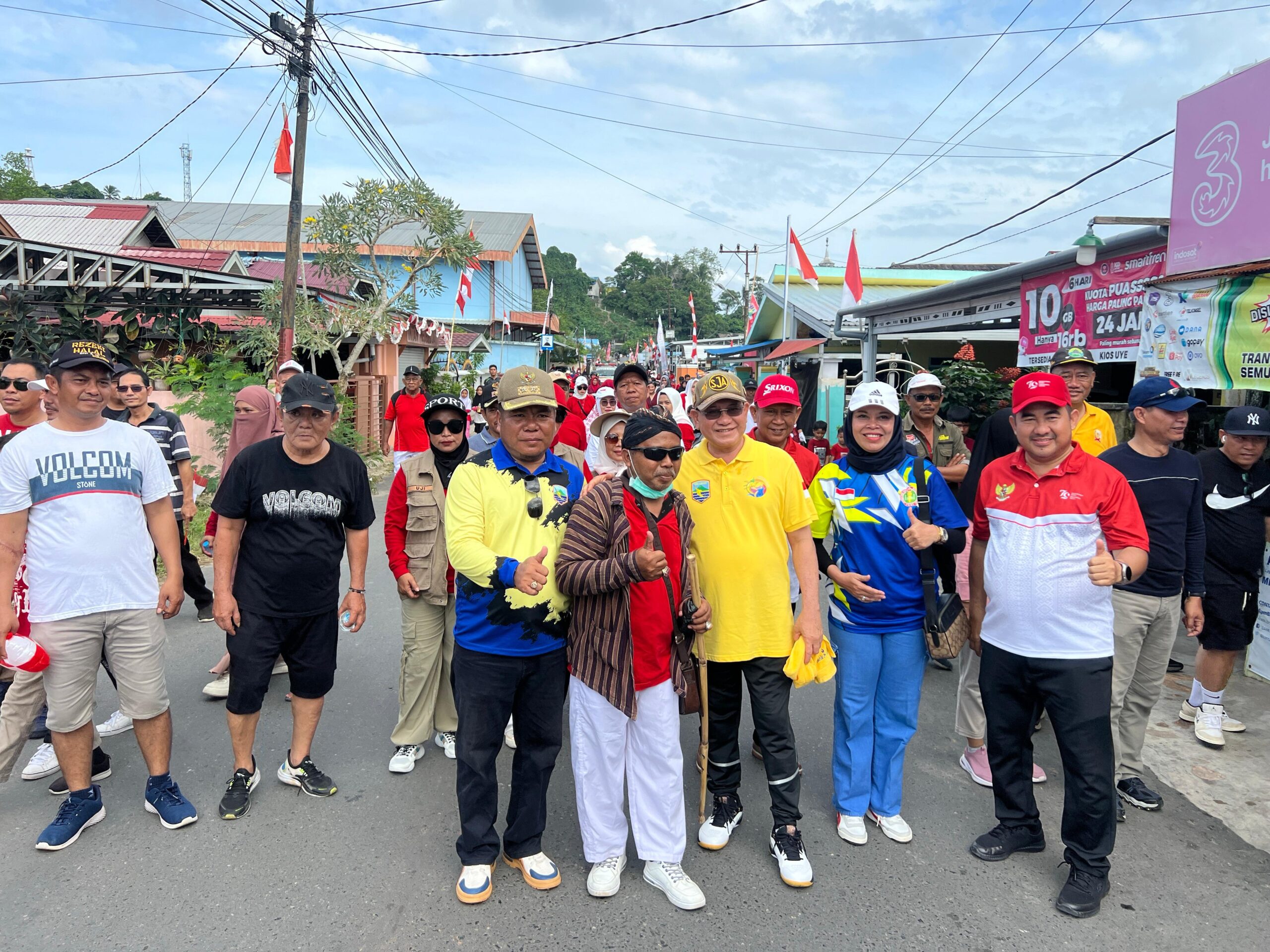 Kegiatan jalan santai di Desa Hilir Muara, Kecamatan Pulau Laut Sigam, dalam rangka memeriahkan peringatan HUT ke-79 RI Tahun 2024, Minggu (25/8/2024) pagi. (Foto: Kominfo Kotabaru/Koranbanjar.net)