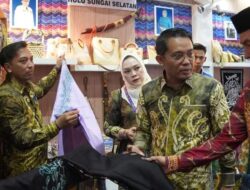 Pj Bupati Endri dan Ketua Dekranasda HSS Kunjungi Pameran Kriyanusa 2024