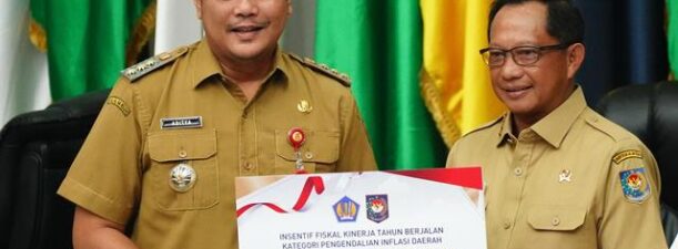 Wali Kota Banjarbaru Terima Penghargaan dan Dana Insentif Rp 5,8 M dari Mendagri