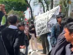 Kasus Dugaan Ijazah Palsu, Aliansi Mahasiswa Unjuk Rasa ke KPU Kalsel