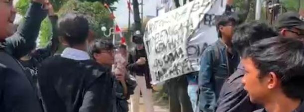 Kasus Dugaan Ijazah Palsu, Aliansi Mahasiswa Unjuk Rasa ke KPU Kalsel