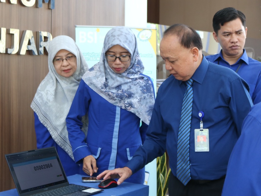 Dirut PTAM Intan Banjar Syaiful Anwar bersama jajaran melakukan pengundian nomer pelanggan yang beruntung mendapatkan hadiah mesin cuci. (Foto: PTAM Intan Banjar/Koranbanjar.net)