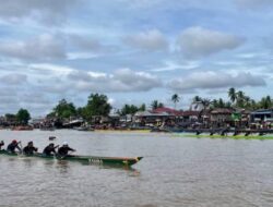 Lomba Jukung Tradisional Mantuil di Bawah Jembatan Pulau Bromo