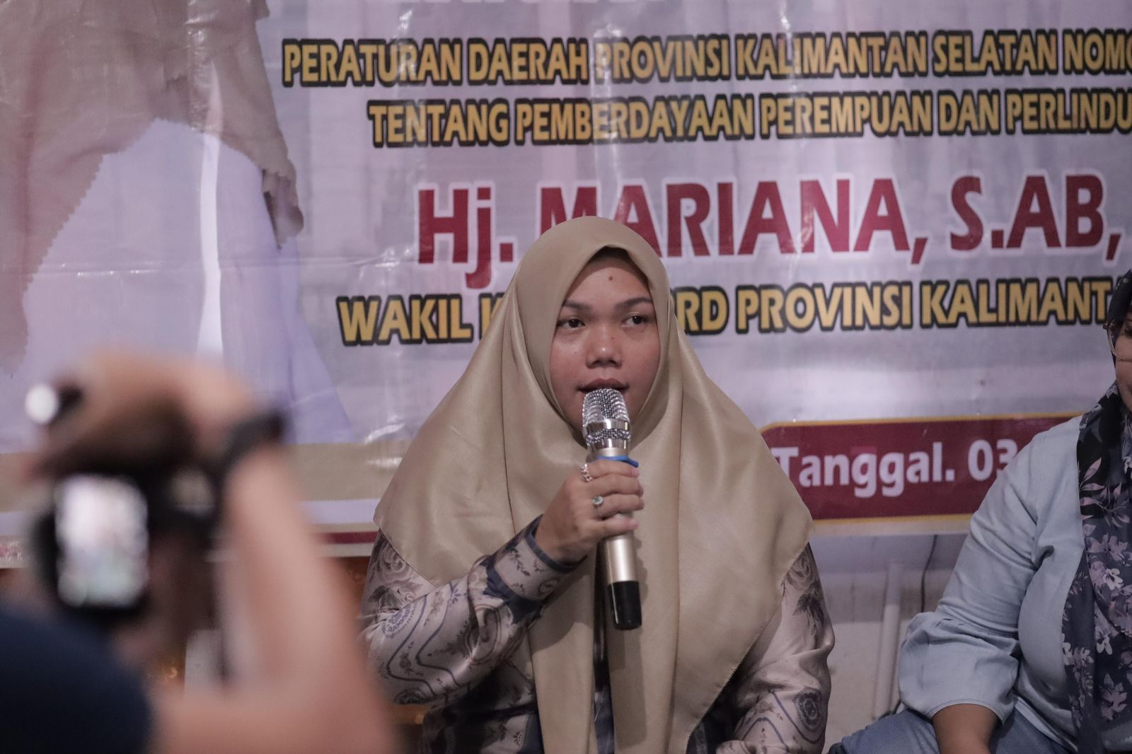 Wakil Ketua DPRD Provinsi Kalimantan Selatan, Hj Mariana menggelar sosialisasi Perda Nomor 11 Tahun 2018 tentang Pemberdayaan Perempuan dan Perlindungan Anak, di Desa Tambak Sarinah, Kecamatan Kurau, Kabupaten Tanah Laut, Rabu (4/9/2024). (Foto: Humas DPRD Kalsel/Koranbanjar.net)
