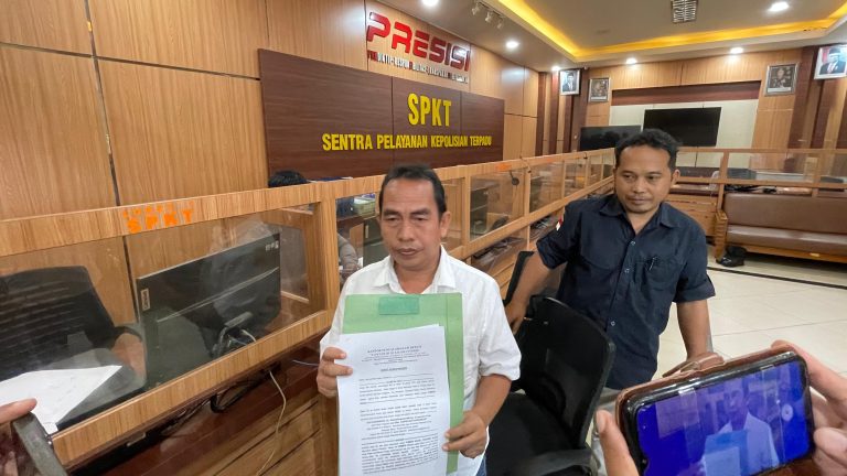 Aliansyah bersama kuasa hukumnya Budi Khairanoor saat wawancara dengan awakmedia usai membuat laporan di Dit Reskrimum Polda Kalsel, Selasa (10/9/2024). (Foto: Tim/Koranbanjar.net)