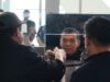 Dirjen Imigrasi Silmy Karim menjaga konter pemeriksaan paspor di Bandara Soekarno Hatta, Tangerang, Sabtu (14/9/2024). (Foto: Ditjen Imigrasi/Koranbanjar.net)