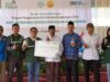 Foto bersama sembari memegang mock up bantuan “OPOP: Membangun Generasi Wirausaha Muda Mandiri” melalui Tanggung Jawab Sosial dan Lingkungan (TJSL) PLN Peduli oleh Manager Komunikasi dan TJSL PLN UID Kalselteng Ahmad Humaidi dan Ketua Yayasan Al-Inabah, Drs. Amrullah, M.I.Kom, bersama dengan perwakilan Kepala Kantor Kementerian Agama Kabupaten Hulu Sungai Tengah serta perwakilan kepala desa dan Tim PLN. (Foto: PLN UID Kalselteng/Koranbanjar.net)