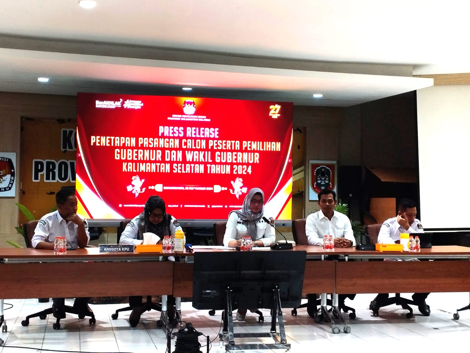 KPU resmi menetapkan dua pasangan calon Gubernur dan Wakil Gubernur Kalimantan Selatan bertarung di Pilkada serentak 2024, Banjarmasin, Minggu (22/9/2024). (Foto: Leon/Koranbanjar.net)