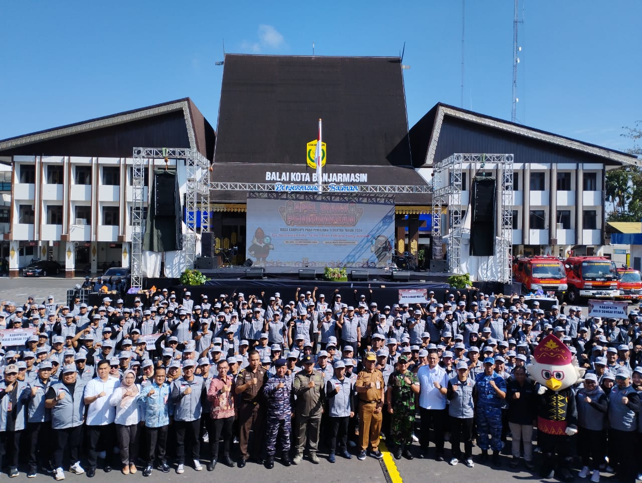 Bawaslu Provinsi Kalimantan Selatan menggelar apel siaga pengawasan di halaman kantor Pemkot Banjarmasin, Selasa (24/9/2024). (Foto: Leon/Koranbanjar.net)