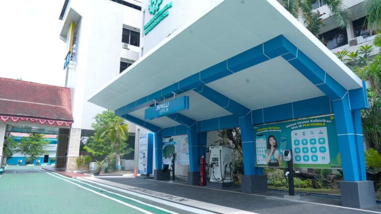 SPKLU Kantor PLN UID Kalselteng di Banjarbaru siap melayani para pengguna mobil listrik. (Foto: PLN UID Kalselteng/Koranbanjar.net)