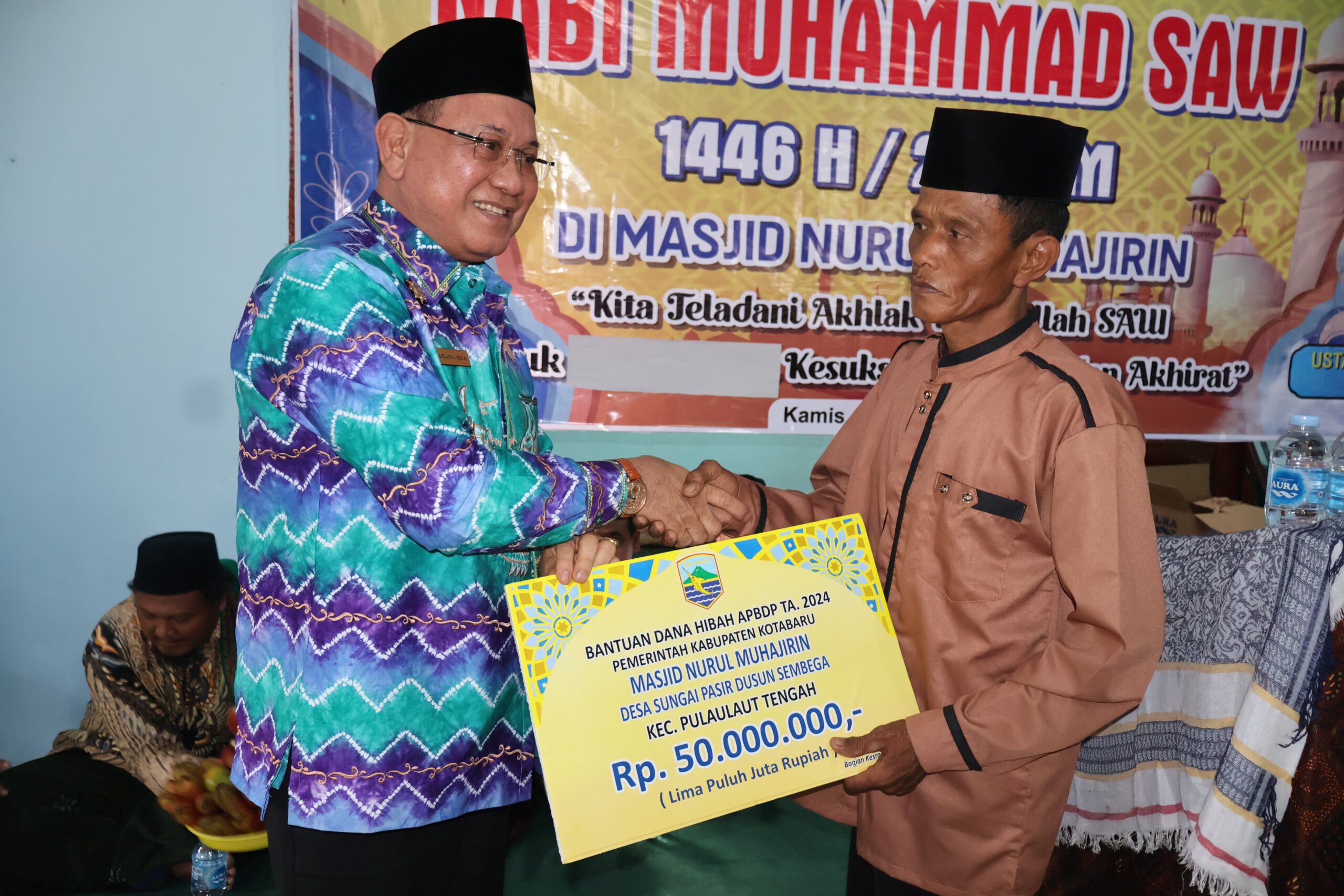 Bupati Kotabaru H Sayed Jafar menyerahkan bantuan hibah untuk Masjid Nurul Muhajirin sebesar Rp50 juta pada peringatan Maulid Nabi Muhammad SAW, di Dusun III Sembega, Desa Sungai Pasir, Kecamatan Pulau Laut Tengah, Kamis (26/9/2024). (Foto: Kominfo Kotabaru/Koranbanjar.net)