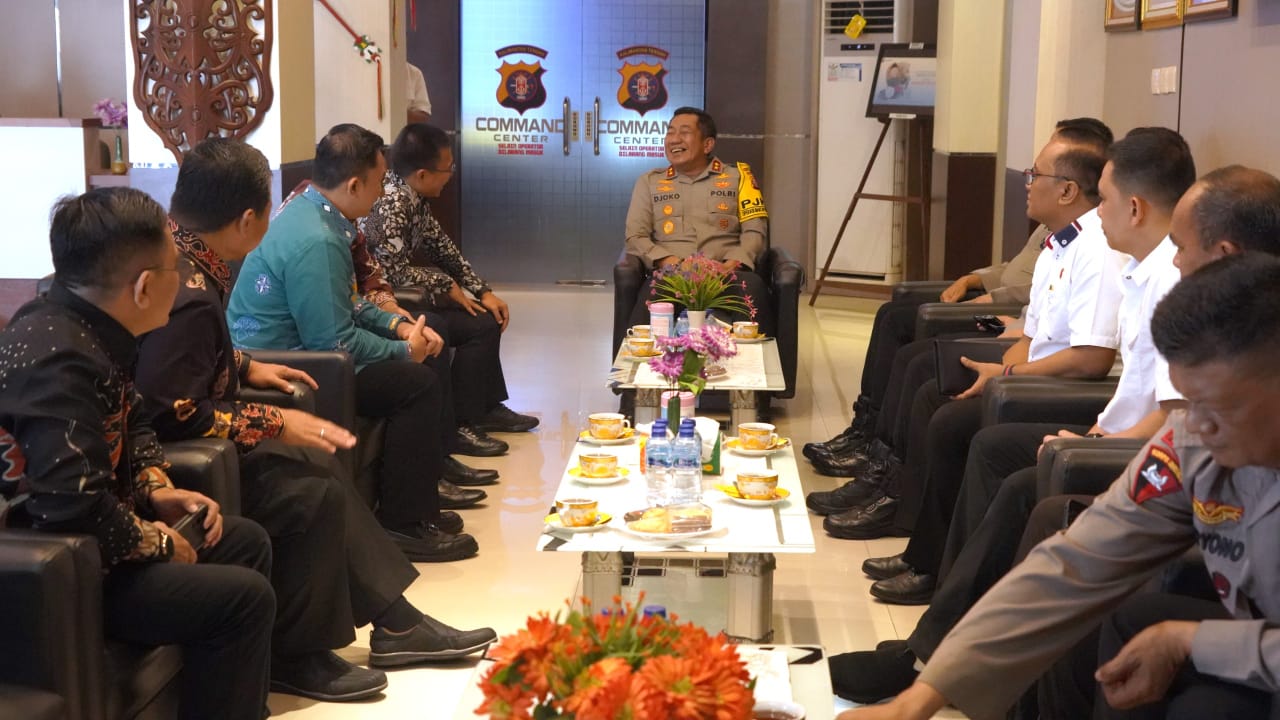 Suasana diskusi saat kegiatan Audiensi jajaran Manajemen PLN UID Kalselteng yang dipimpin langsung oleh GM PLN UID Kalselteng Ahmad Syauki (duduk depan kiri) dan disambut oleh Kapolda Kalteng, Irjen Djoko Poerwanto di markas Polda Kalteng (tengah) pada Rabu (2/10/2024). (Foto: PLN UID Kalselteng/Koranbanjar.net)
