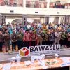 Bawaslu Kalsel bersama FKUB dan MUI berfoto bersama di sela kegiatan pengawasan partisipatif di Hotel Aria Barito Banjarmasin, Rabu (9/10/2024). (Foto: Leon/Koranbanjar.net)
