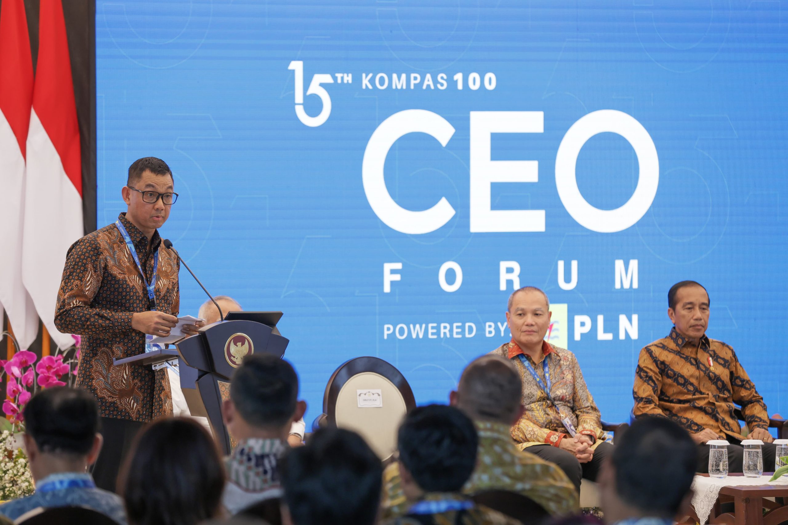 Direktur Utama PLN Darmawan Prasodjo (kiri) ketika menyampaikan laporan bertema "Kilas Capaian & Dukungan Program Berkelanjutan" dalam agenda Kompas100 CEO Forum di Istana Garuda, Ibu Kota Nusantara (IKN) pada Jumat (11/10/2024). (Foto: PLN Persero/Koranbanjar.net)