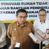 Wawancara awak media dengan Wali Kota Banjarmasin Ibnu Sina di acara peresmian Program Renovasi Rumah Tidak Layak Huni di Kantor Kelurahan Teluk Tiram Banjarmasin, Senin (14/10/2024). (Foto: Leon/Koranbanjar.net)