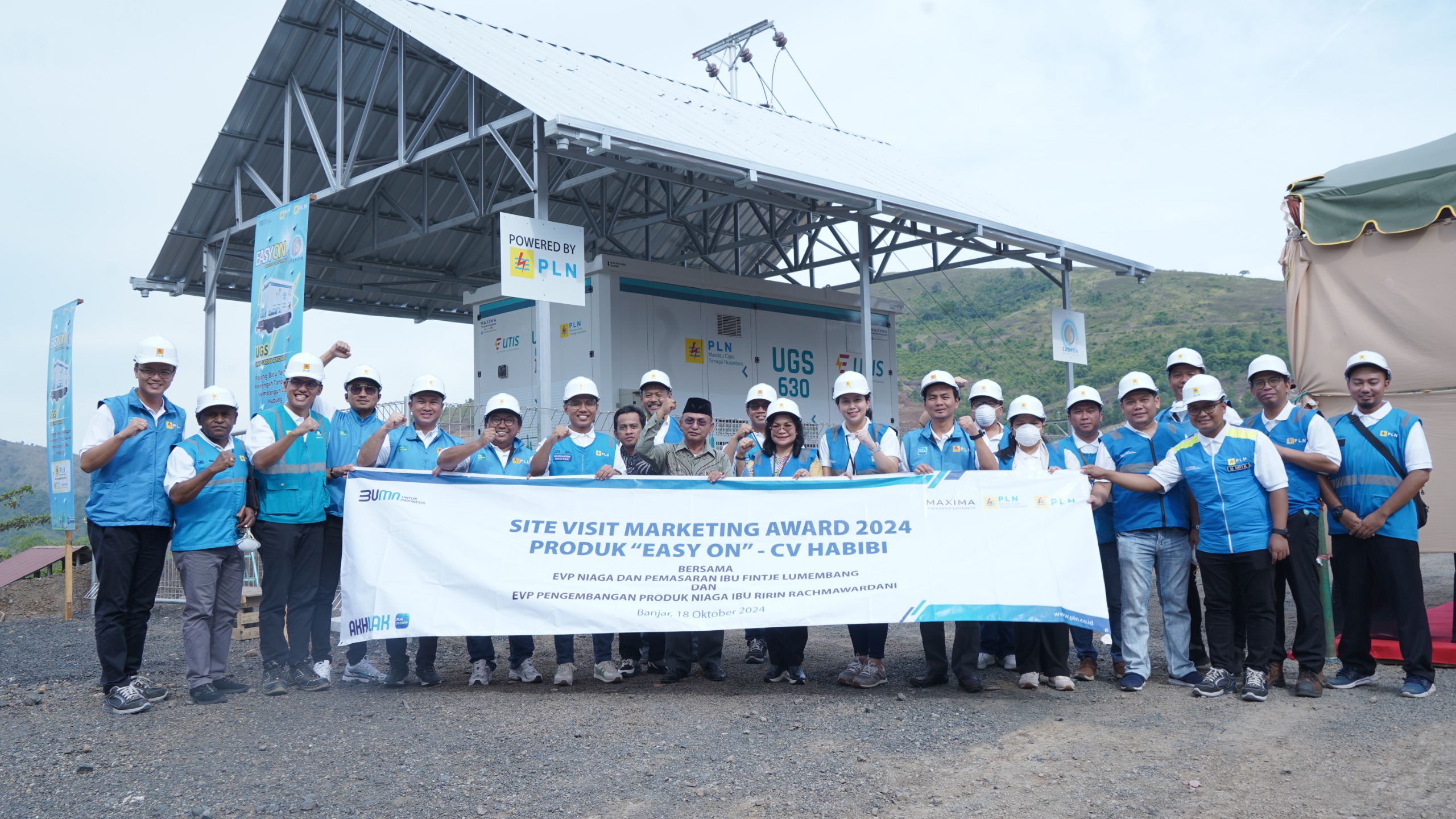 Foto bersama berlatar belakang bangunan UGS (Unit Gardu Spesial), Executive Vice President Niaga dan Pemasaran PT PLN (Persero), Fintje Lumembang dan Jajaran Manajemen PLN UID Kalselteng yang dipimpin oleh General Manager PLN UID Kalselteng, Ahmad Syauki, Direktur Utama PT Maxima Daya Indonesia, Sasono Ardi Hersubeno, Direktur Operasi, Aset, dan Pemeliharaan PT PLN Mandau Cipta Tenaga Nusantara (MCTN), Radpandji Edy Widjaja, serta Direktur CV Habibi, H Zainal di lokasi penghancur batu CV Habibi. (Foto: PLN UID Kalselteng/Koranbanjar.net)