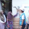 Penyalaan program LUTD 2024 oleh General Manager PLN UID Kalselteng Ahmad Syauki (tiga dari kanan) bersama Ibu Aisiyah (tiga dari kiri) di saksikan oleh Camat Kapuas Hilir, Hj. Mahrita, SAP, MAP (dua dari kiri) Perwakilan Kabupaten Kuala Kapuas (kiri), Perwakilan Kapolres Kuala Kapuas (dua dari kanan) serta Senior Manager Niaga dan Manajemen Pelanggan Agus Tri Suardi (kanan), pada Rabu (23/10/2024) di Kuala Kapuas. (Foto: PLN UID Kalselteng/Koranbanjar.net)