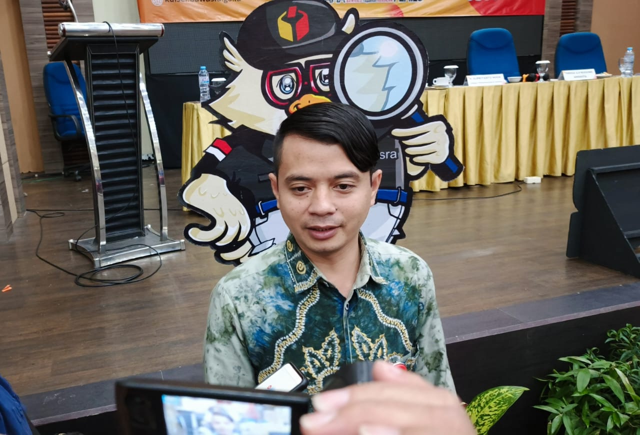 Anggota Bawaslu Provinsi Kalimantan Selatan/Koordinator Divisi Pencegahan Parmas dan Humas, Thessa Aji Budiono saat wawancara dengan awak media di Hotel Aria Barito Banjarmasin. (Foto: Leon/Koranbanjar.net)