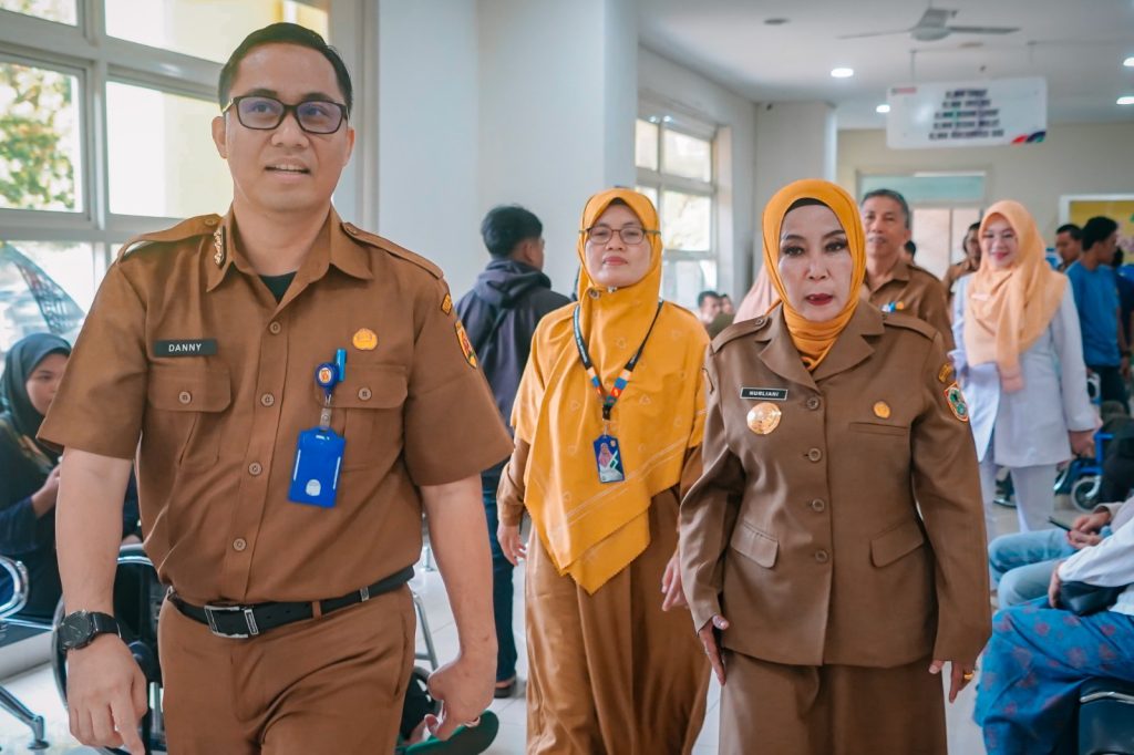 Pjs Wali Kota Banjarbaru, Hj Nurliani beserta pejabat terkait melakukan kunjungan inspeksi ke Rumah Sakit Daerah Idaman (RSDI) Banjarbaru, Senin (14/10/2024). (Foto: Medcen Bjb/Koranbanjar.net)