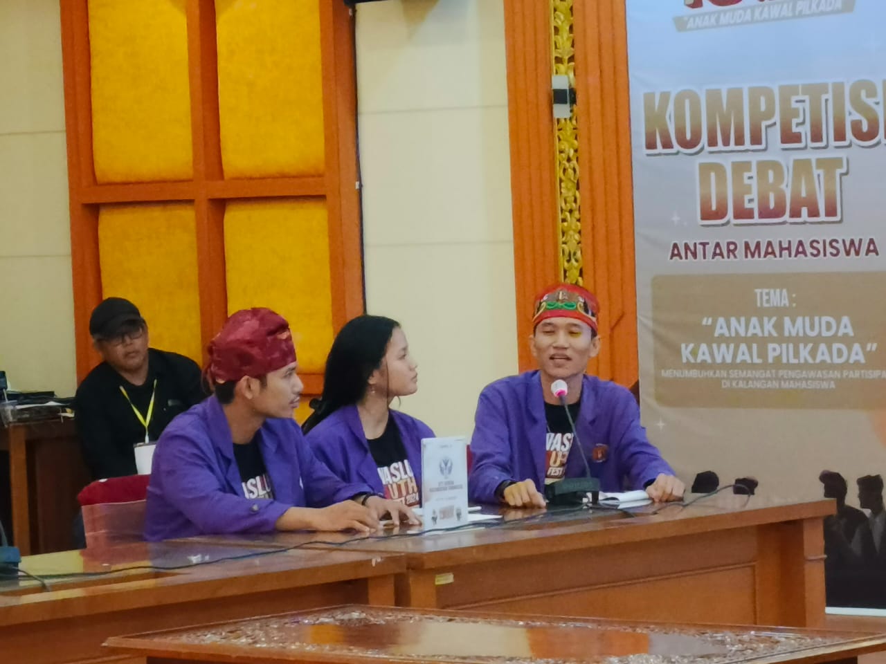 Mahasiswa Sekolah Tinggi Teologi (STT) Gereja Kalimantan Evangelis (GKE) salah satu peserta debat. (Foto: Leon/Koranbanjar.net)