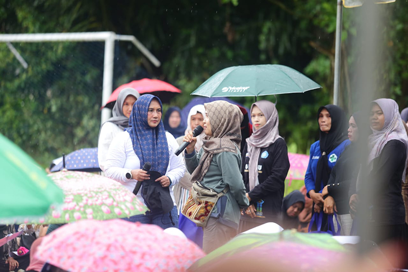Masyarakat Desa Karang Intan saat menyampaikan aspirasi mereka. (Foto: Tim Manis)