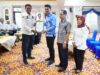 Bupati Banjar Saidi Mansyur ketika memberikan penghargaan.