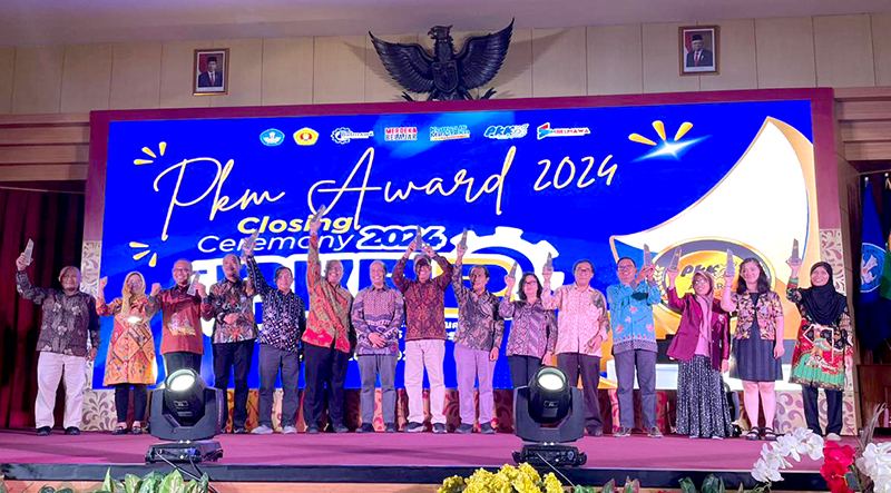 Penerimaan penghargaan ULM. (sumber foto: apakabar.co.id)
