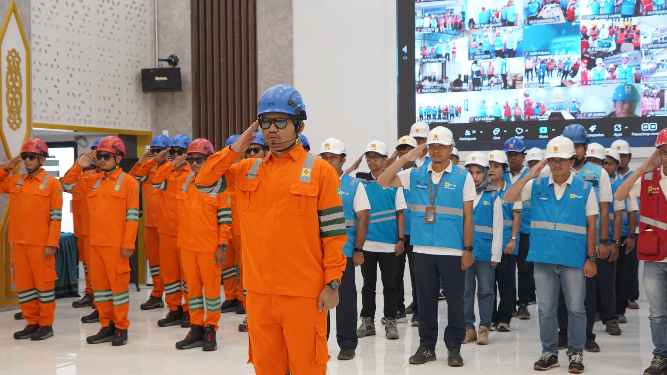 PLN UID Kalselteng mengerahkan 2.075 petugas gabungan, termasuk tim PDKB, petugas yantek, pegawai PLN, dan tim command center. Untuk mendukung mobilisasi, disiapkan 372 kendaraan operasional, termasuk 6 unit High Voltage Insulated Skylift. (Foto: PLN UID Kalselteng/Koranbanjar.net)
