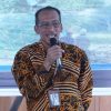 Manager PLN Unit Pelaksana Proyek Kelistrikan Kalimantan Selatan Winardi saat memberikan sambutan acara peresmian penyalaan listrik desa di tiga desa di Kabupaten Barito Timur, Kalimantan Tengah, yakni Desa Kalinapu, Desa Gandrung, dan Desa Putut Tawuluh pada Sabtu (16/11/2024) di Desa Kalinapu, Barito Timur. (Foto: PLN UID Kalselteng/Koranbanjar.net)