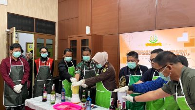 Kejaksaan Negeri Batola Musnahkan 41,48 gram Sabu Hingga Belasan Senjata Tajam