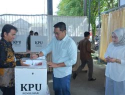 Pj Bupati HSS dan Isteri Mencoblos di TPS 014 Kandangan Kota