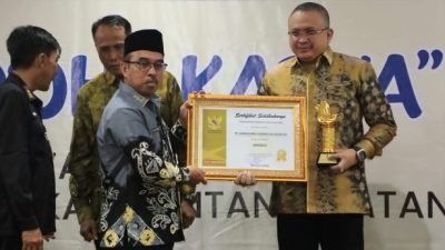 Plt Gubernur Kalsel Anugerahkan Penghargaan Siddhakarya Untuk Tiga Lembaga Swasta