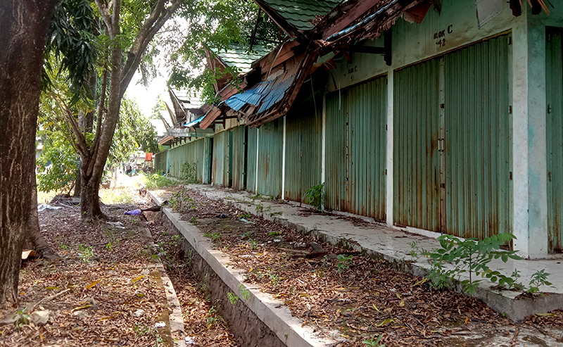 Toko-toko yang tidak berfungsi di kawasan PPS Martapura. (foto: denny setiawan)