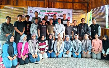 Peserta saat berfoto bersama pemateri dan manajemen Koranbanjar.net. (foto:koranbanjar.net)