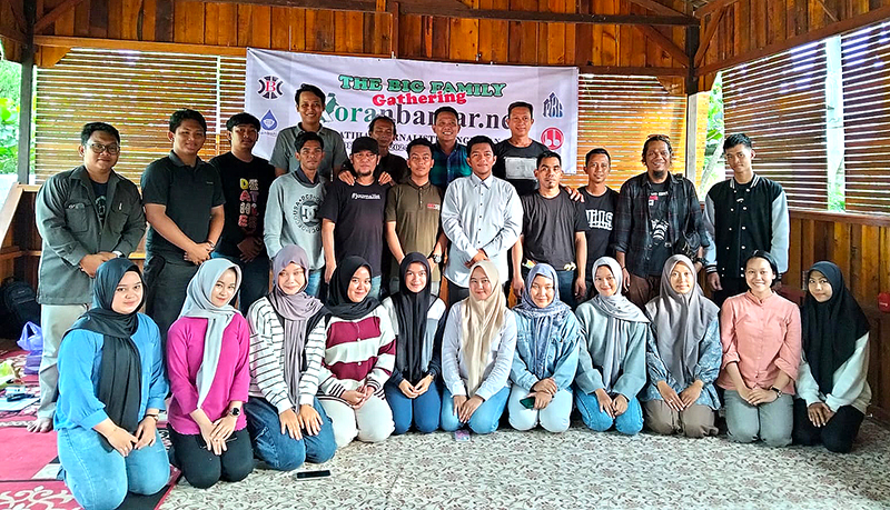 Peserta saat berfoto bersama pemateri dan manajemen Koranbanjar.net. (foto:koranbanjar.net)