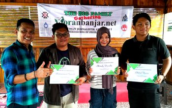 Owner Koranbanjar.net saat menyerahkan sertifikat kepada para peserta. (foto: koranbanjar.net)