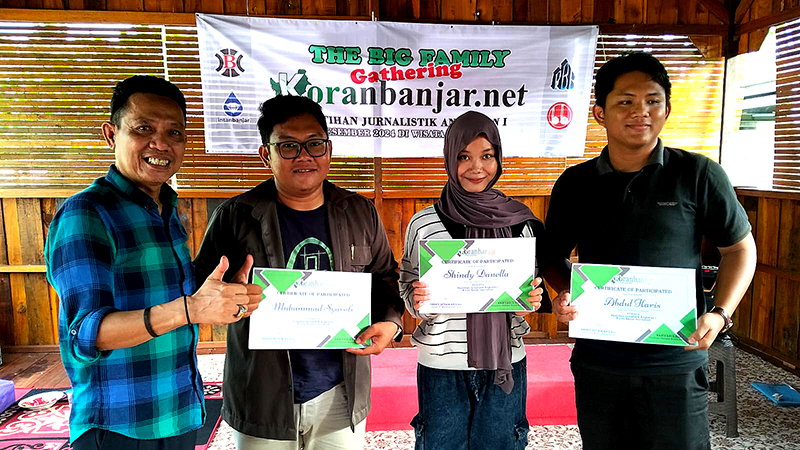 Owner Koranbanjar.net saat menyerahkan sertifikat kepada para peserta. (foto: koranbanjar.net)